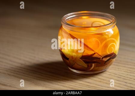 Bougie vanille éclairée dans un pot en verre. Foyer sélectif avec faible profondeur de champ. Banque D'Images