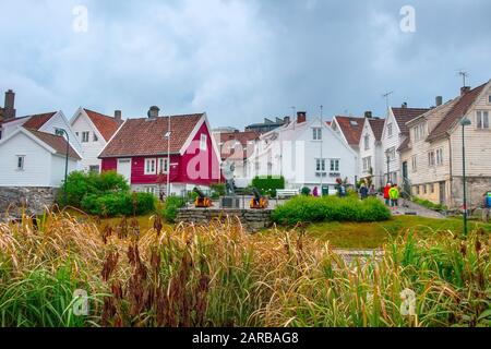 Stavanger, Norvège - 2 août 2018 : vue sur la ville avec maisons traditionnelles en bois blanc et rouge Banque D'Images