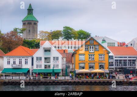 Stavanger, Norvège - Août 2, 2018 Ville : vue sur la rue avec des gens, port et maisons traditionnelles en bois coloré Banque D'Images