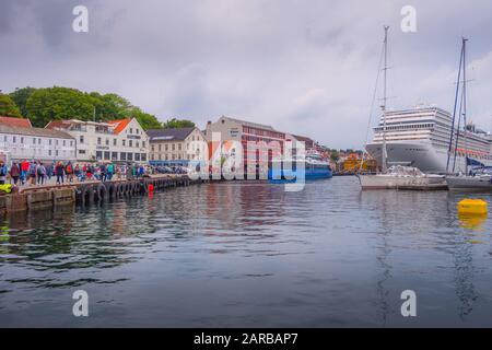 Stavanger, Norvège - 2 août 2018 : vue sur la rue de la ville avec les gens, le port et le bateau de croisière Banque D'Images