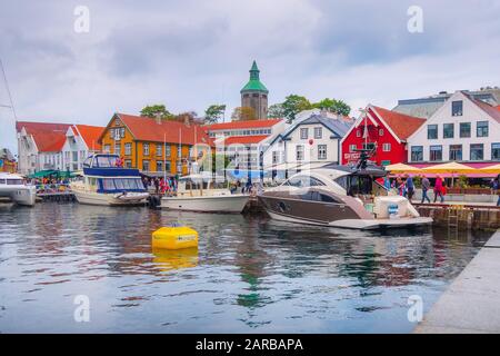 Stavanger, Norvège - Août 2, 2018 Ville : vue sur la rue avec des gens, port et maisons traditionnelles en bois coloré Banque D'Images