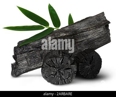 Le charbon de bois, charbon de bois traditionnel ou charbon de bois isolé sur fond blanc,with clipping path Banque D'Images