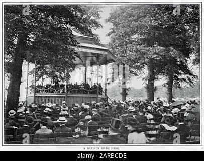 Hommes et femmes victoriens assis un jour d'été devant le kiosque à Hyde Park, Londres. Date: 1900 Banque D'Images