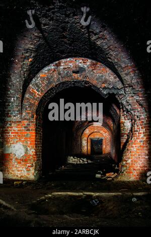 Couloir sombre dans la fortification allemande abandonnée Banque D'Images