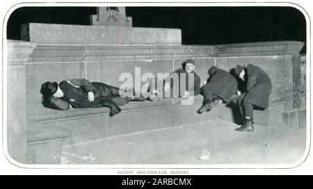 Hommes sans abri dormant sur le pont Southwark, Londres 1900 Banque D'Images