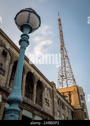 Alexandra Palace Bbc TV Mast. Vue à bas angle de la tour d'émetteur de télévision analogique historique d'origine près de Muswell Hill, au nord de Londres. Banque D'Images