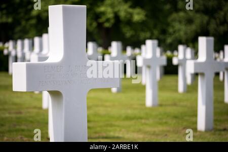 Pierres commémoratives du cimetière américain. Concentrez-vous sur la pierre à tête crucifixix de premier plan avec un soldat nommé perceptible. Cambridge, Royaume-Uni. Banque D'Images