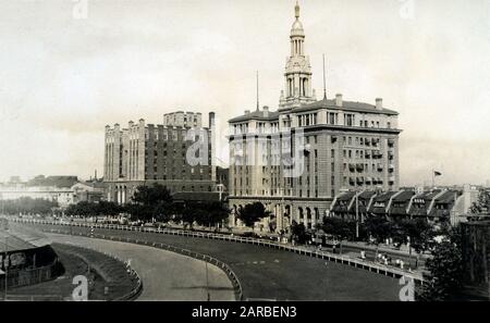 Hippodrome et Bubbling Well Road, Shanghai, Chine, montrant les appartements China United et le bâtiment YMCA. Banque D'Images