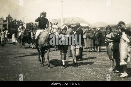 Happy Valley Racecourse, avec jockeys, chevaux et coureurs, Hong Kong, Chine. Banque D'Images