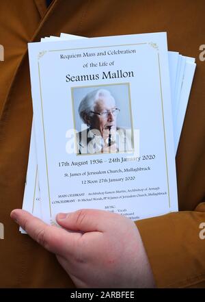 L'ordre de service pour les funérailles de Seamus Mallon, ancien vice-premier ministre de l'Irlande du Nord, à l'église Saint-Jacques de Jérusalem à Mullaghbrack, Co Armagh. Banque D'Images