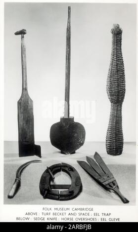 Articles du Folk Museum, Cambridge : dans le sens des aiguilles d'une montre en partant du haut à gauche, un bec de gazon et une bêche, un piège à anguilles, une luge d'anguille, des couvre-chaussures de cheval et un couteau à carreau. Banque D'Images