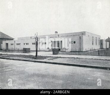 Vue extérieure du restaurant britannique Norris Green à Liverpool pendant la Seconde Guerre mondiale. Les restaurants britanniques étaient des restaurants communaux pendant la Seconde Guerre mondiale fournissant un repas cuisiné, avec dessert et une tasse de thé ou de café, pour environ le coût de 1s. 2d. Lorsqu'ils étaient utilisés en cantine, les repas étaient pris à une table et permettaient aux gens, y compris les travailleurs de guerre et ceux qui avaient bombardé leur maison ou qui avaient de la difficulté à cuisiner ou à préparer un repas à emporter à la maison, un repas nutritif et abordable, qui pourrait être mangé en plus des rations de guerre. Banque D'Images