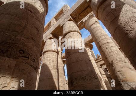 Louxor, Egypte. 12 février 2009 colonnes à Karnak inscriptions pharaoniques sur les ruines égyptiennes anciennes à côté du Nil à Louxor, Egypte. Banque D'Images