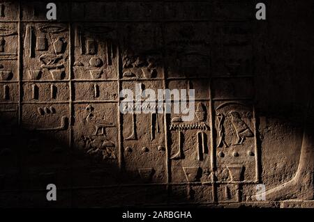 Louxor, Egypte. 12 février 2009 inscriptions pharaoniques sur les ruines égyptiennes anciennes à côté du Nil à Louxor, Egypte. Banque D'Images