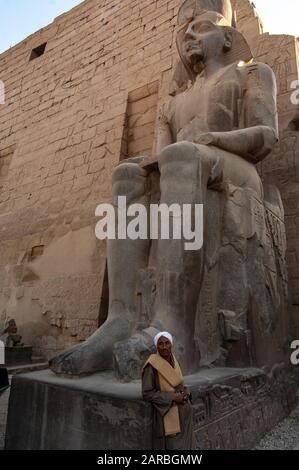 Louxor, Egypte. 12 février 2009 Statue de pierre inscriptions pharaoniques sur les ruines égyptiennes anciennes à côté du Nil à Louxor, Egypte. Banque D'Images