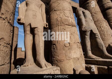 Louxor, Egypte. 12 février 2009 Statues et inscriptions pharaoniques sur les ruines égyptiennes anciennes à côté du Nil à Louxor, Egypte. Banque D'Images