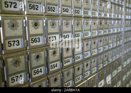 Lignes de boîtes de courrier anciennes numérotées dans un bureau de poste au Dakota du Nord dans une vue de recul Banque D'Images
