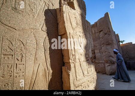 Louxor, Egypte. 12 février 2009 le temple de Karnak inscriptions pharaoniques sur les ruines égyptiennes anciennes à côté du Nil à Louxor, Egypte. Banque D'Images