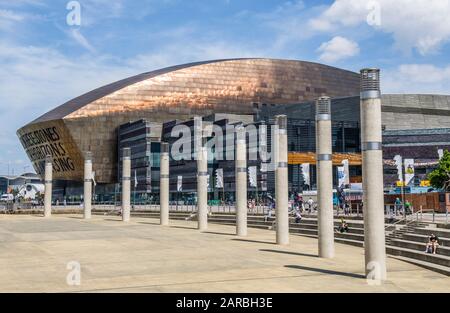 Le Wales Millennium Centre à Cardiff Bay, Cardiff, au sud du Pays de Galles depuis la Roald Dahl Plass le jour ensoleillé de juin Banque D'Images