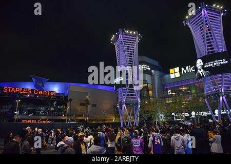 Los Angeles, États-Unis. 27 janvier 2020. Les fans de la Laker se réunissent à l'extérieur du Staples Center de Los Angeles pour pleurer la perte de la légende de la NBA Kobe Bryant le dimanche 26 janvier 2020. Bryant, sa fille Gianna, 13 ans, et sept autres personnes ont été tuées lors d'un accident d'hélicoptère survenu à Calabasas, en Californie, plus tôt ce matin-là. Photo de Chris Chew/UPI crédit: UPI/Alay Live News Banque D'Images