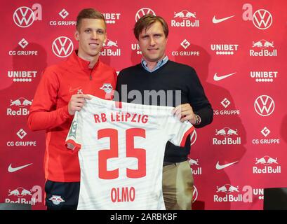 27 janvier 2020, Saxe, Leipzig: Football: Bundesliga, conférence de presse RB Leipzig à la Red Bull Academy. Markus Krösche (r), le directeur sportif de Leipzig, présente le nouveau venu Dani Olmo. Photo: Jan Woitas/dpa-Zentralbild/dpa - NOTE IMPORTANTE: Conformément aux règlements de la DFL Deutsche Fußball Liga et du DFB Deutscher Fußball-Bund, il est interdit d'exploiter ou d'exploiter dans le stade et/ou à partir du jeu des photos prises sous forme d'images de séquence et/ou de séries de photos de type vidéo. Banque D'Images