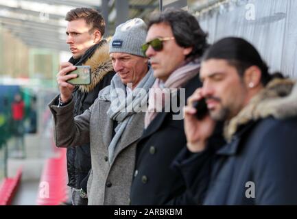 27 Janvier 2020, Saxe, Leipzig: Football: Bundesliga, Training Rb Leipzig À L'Académie De Red Bull. Les compagnons du nouveau venu de Leipzig Olmo, frère Carlos Olmo (l-r), conseiller Andy Bara, père Miguel Olmo et Juanma Lopez regardent l'entraînement des stands. Photo: Jan Woitas/dpa-Zentralbild/dpa - NOTE IMPORTANTE: Conformément aux règlements de la DFL Deutsche Fußball Liga et du DFB Deutscher Fußball-Bund, il est interdit d'exploiter ou d'exploiter dans le stade et/ou à partir du jeu des photos prises sous forme d'images de séquence et/ou de séries de photos de type vidéo. Banque D'Images