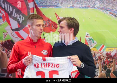 27 janvier 2020, Saxe, Leipzig: Football: Bundesliga, conférence de presse RB Leipzig à la Red Bull Academy. Markus Krösche (r), le directeur sportif de Leipzig, présente le nouveau venu Dani Olmo. Photo: Jan Woitas/dpa-Zentralbild/dpa - NOTE IMPORTANTE: Conformément aux règlements de la DFL Deutsche Fußball Liga et du DFB Deutscher Fußball-Bund, il est interdit d'exploiter ou d'exploiter dans le stade et/ou à partir du jeu des photos prises sous forme d'images de séquence et/ou de séries de photos de type vidéo. Banque D'Images