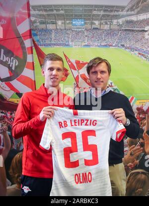 27 janvier 2020, Saxe, Leipzig: Football: Bundesliga, conférence de presse RB Leipzig à la Red Bull Academy. Markus Krösche (r), le directeur sportif de Leipzig, présente le nouveau venu Dani Olmo. Photo: Jan Woitas/dpa-Zentralbild/dpa - NOTE IMPORTANTE: Conformément aux règlements de la DFL Deutsche Fußball Liga et du DFB Deutscher Fußball-Bund, il est interdit d'exploiter ou d'exploiter dans le stade et/ou à partir du jeu des photos prises sous forme d'images de séquence et/ou de séries de photos de type vidéo. Banque D'Images