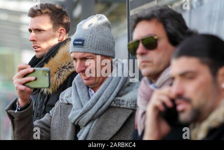 27 Janvier 2020, Saxe, Leipzig: Football: Bundesliga, Training Rb Leipzig À L'Académie De Red Bull. Les compagnons du nouveau venu de Leipzig Olmo, frère Carlos Olmo (l-r), conseiller Andy Bara, père Miguel Olmo et Juanma Lopez regardent l'entraînement des stands. Photo: Jan Woitas/dpa-Zentralbild/dpa - NOTE IMPORTANTE: Conformément aux règlements de la DFL Deutsche Fußball Liga et du DFB Deutscher Fußball-Bund, il est interdit d'exploiter ou d'exploiter dans le stade et/ou à partir du jeu des photos prises sous forme d'images de séquence et/ou de séries de photos de type vidéo. Banque D'Images