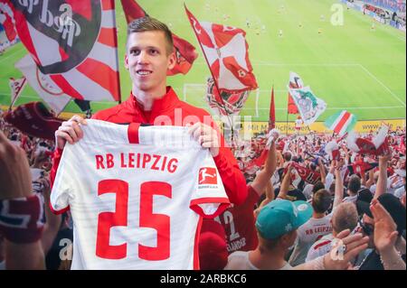 27 janvier 2020, Saxe, Leipzig: Football: Bundesliga, conférence de presse RB Leipzig à la Red Bull Academy. Dani Olmo, le nouveau venu de Leipzig, se tient dans la salle de conférence de presse avec son nouveau maillot au dos numéro 25. Photo: Jan Woitas/dpa-Zentralbild/dpa - NOTE IMPORTANTE: Conformément aux règlements de la DFL Deutsche Fußball Liga et du DFB Deutscher Fußball-Bund, il est interdit d'exploiter ou d'exploiter dans le stade et/ou à partir du jeu des photos prises sous forme d'images de séquence et/ou de séries de photos de type vidéo. Banque D'Images