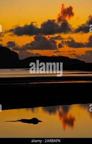 Magnifique coucher de soleil hivernal sur le Loch Na Keal et l'île d'Orsa, Ile de Mull, Ecosse, Royaume-Uni avec des réflexions dans les eaux du loch Banque D'Images