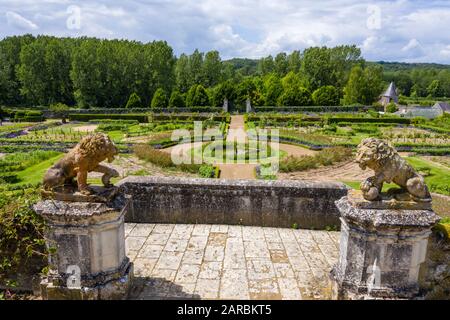 France, Indre et Loire, Chancellerie, Château de Valmer, terrasse avec statues de lions et vue sur le jardin potager // France, Indre-et-Loire ( Banque D'Images