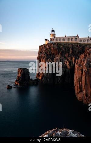 Phare du point néiste au coucher du soleil au printemps avril 2019 Banque D'Images