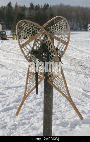 Raquettes sur la poste en hiver Banque D'Images