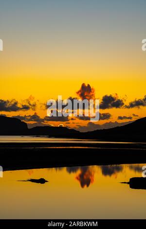 Magnifique coucher de soleil hivernal sur le Loch Na Keal et l'île d'Orsa, Ile de Mull, Ecosse, Royaume-Uni avec des réflexions dans les eaux du loch Banque D'Images