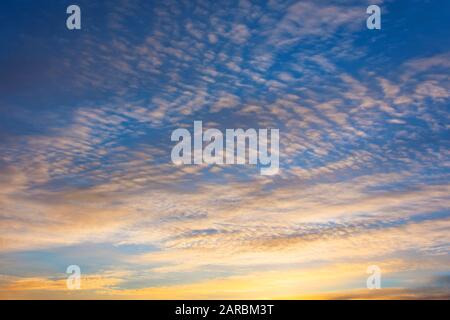 Vue sur les grands nuages dans la troposphère le soir au coucher du soleil Banque D'Images