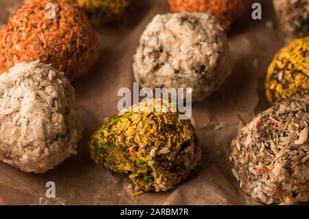 Boulettes d'énergie saines non cuites avec de la noix de coco sur la lame parchemin. Pas de recette de cuisson pour morsures d'énergie. Banque D'Images