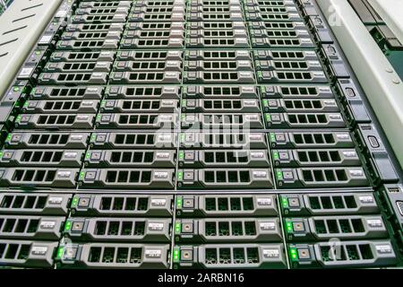 Le stockage sur disque se trouve dans la salle du serveur. Batterie de serveurs. Un équipement informatique puissant est installé dans le rack. Centre De Données Moderne Banque D'Images