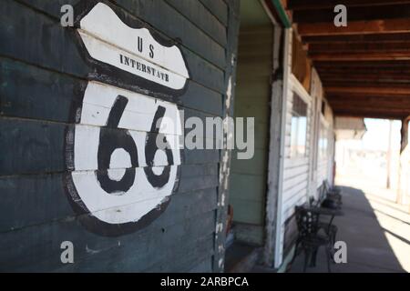 Panneau de la route 66 peinte sur le bâtiment en bois, route 66, Amérique Banque D'Images