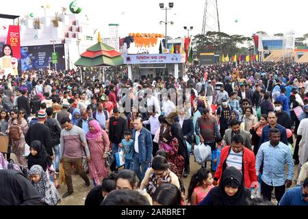 Dhaka, Bangladesh - 24 janvier 2020: Un grand nombre de personnes visitent la foire commerciale internationale de Dhaka (DITF) à Argargaon, à Dhaka, vendredi, le Wee Banque D'Images