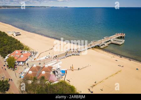 Vue aérienne sur Gdansk Brzezno pier avec beaucoup de gens. Banque D'Images