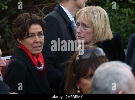 Fille Orla Malallon (à gauche) après les funérailles de Seamus Malallon, ancien vice-premier ministre d'Irlande du Nord, à l'église Saint-Jacques de Jérusalem à Mullaghbrack, Co Armagh. Banque D'Images