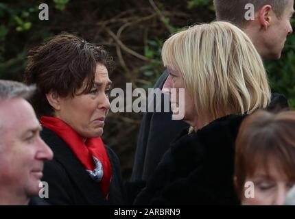 Fille Orla Malallon (à gauche) après les funérailles de Seamus Malallon, ancien vice-premier ministre d'Irlande du Nord, à l'église Saint-Jacques de Jérusalem à Mullaghbrack, Co Armagh. Banque D'Images