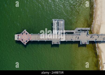 Vue aérienne sur Gdansk Brzezno pier avec beaucoup de gens. Banque D'Images