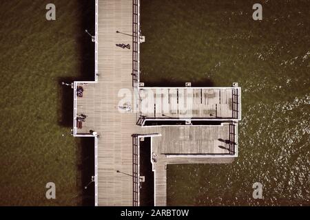 Vue aérienne sur Gdansk Brzezno pier avec beaucoup de gens. Banque D'Images