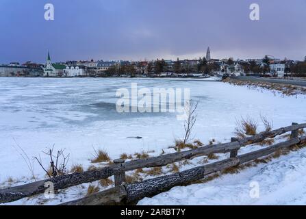 Lac gelé de l'étang de tjornin avec hiver de neige à Rekjavik . Banque D'Images