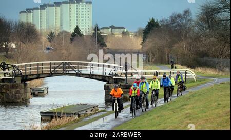 Glasgow, Ecosse, Royaume-Uni, 27 janvier 2020: Royaume-Uni Météo: Ensoleillé et froid sur Le Canal Forth et Clyde comme les habitants marchaient vers Clydebank dans le soleil enveloppé pour le vent. Gerard Ferry/Alay Live News Banque D'Images