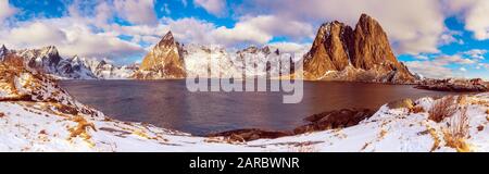 Vue panoramique sur la célèbre attraction touristique Hamnoy village de pêcheurs sur les îles Lofoten, Norvège en hiver Banque D'Images