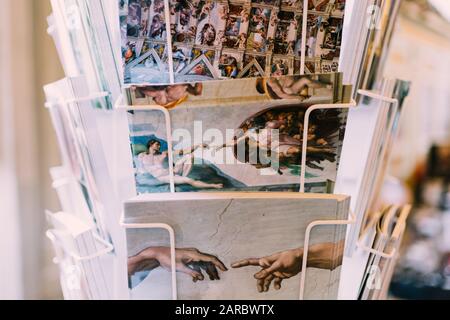 Rome, Italie - 3 janvier 2020: Cartes postales dans un rack dans une boutique de poutres à l'intérieur du Musée du Vatican. Banque D'Images