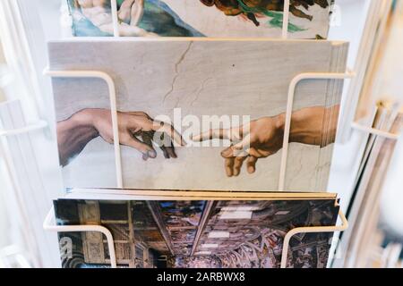 Rome, Italie - 3 janvier 2020: Cartes postales dans un rack dans une boutique de poutres à l'intérieur du Musée du Vatican. Banque D'Images